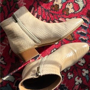 Aquatalia Fuoco Croc Embossed Leather Boots Ivory/Cream Size 10